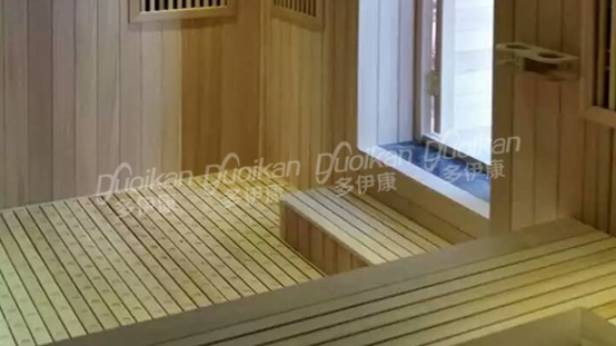 汗蒸房房间地势比外面要低30公分，进门处人性化设计一个台阶踏板